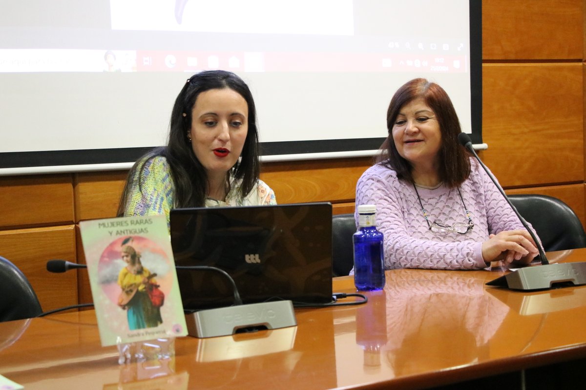 Llagostainforma's tweet photo. Sandra Pequerul presenta el seu nou llibre, ‘Mujeres raras y antiguas’. https://t.co/D1gWwcXgZ9 #LaLlagosta https://t.co/Q0I9yyWoVs