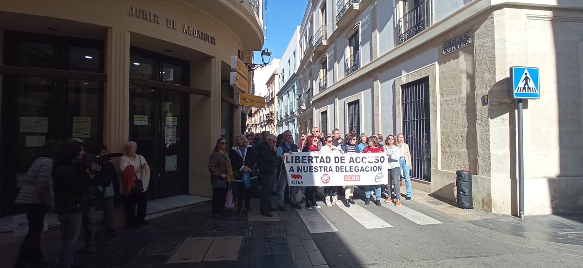 antonio_socias's tweet photo. Concentración de los trabajadores de Igualdad a las puertas de la D.P. Igualdad de Almería. Parece mentira pero los trabajadores de igualdad no tienen libre acceso a su delegación provincial, para hacer cualquier gestión.

#fsccooalmeria 
#ccoo 
#ccoofsc 
#ccoofscandalucia https://t.co/JVOc0ZbLSZ