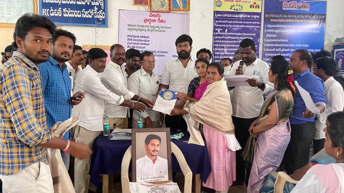krj_bharath's tweet photo. వరుసగా నాలుగో ఏడాది వాలంటీర్లకు రాష్ట్ర ప్రభుత్వం అందిస్తున్న ప్రోత్సాహక సత్కారంలో బాగంగా నేడు  గుడుపల్లి మండల వాలంటీర్లకు అందజేయు " సేవా మిత్ర, సేవా రత్న" పురస్కారాల ప్రదానోత్సవం కార్యక్రమంలో పాల్గొనడం జరిగింది
#APVillageWarriors #APVolunteers 
#YSJaganAgainIn2024 #AndhraPraesh https://t.co/jCu9eNAvIz