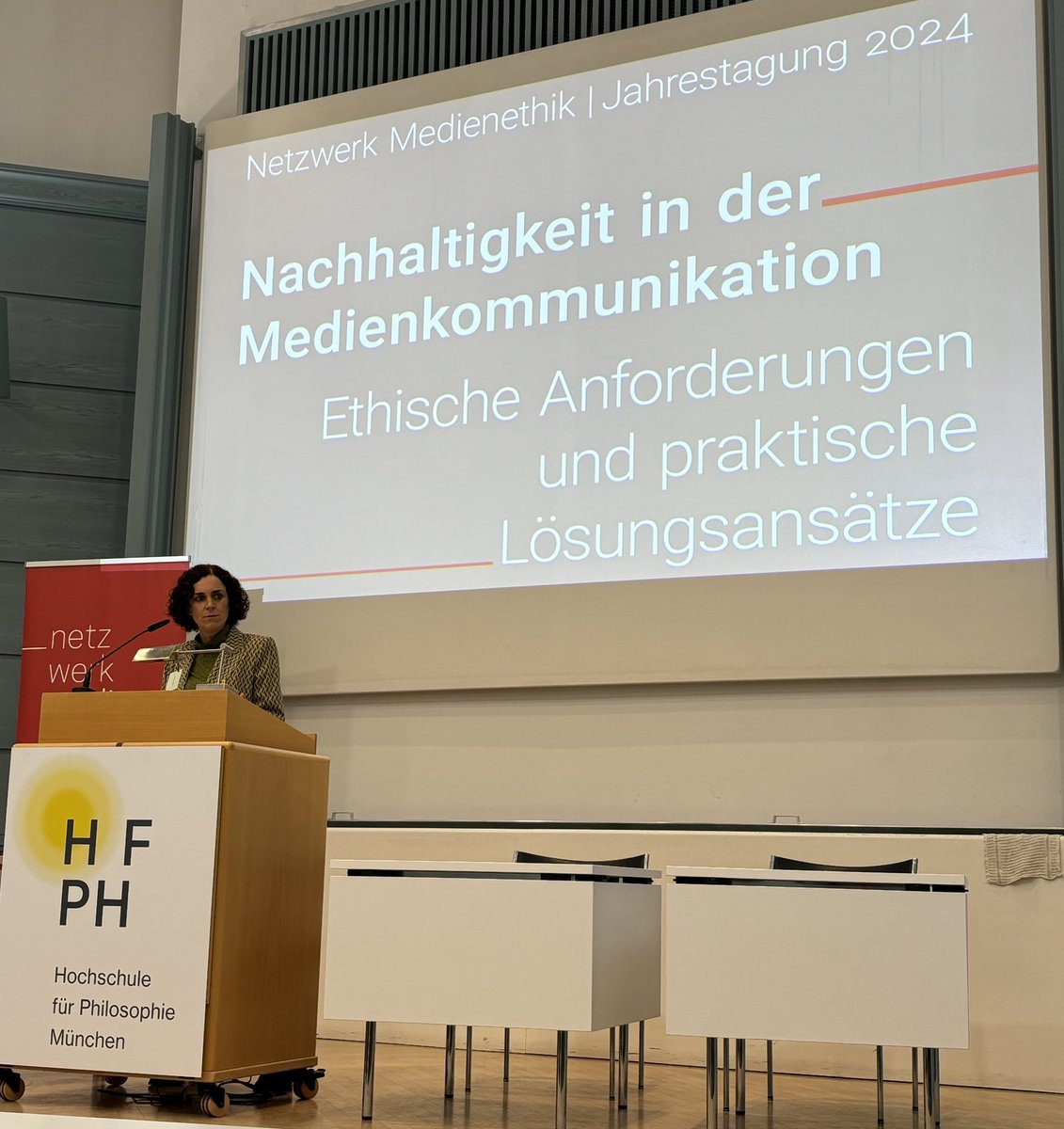 Eröffnung Tagung Netzwerk Medienethik 2024 durch @PaganiniClaudia. Freue mich auf zwei spannende medienethische Tage! @Medienethik @hfph_muc #medienethik #nme24