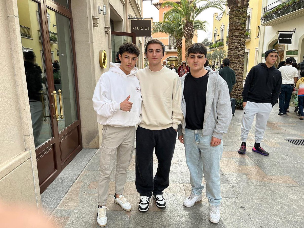 가비 팬들이랑 사진 찍어준다고 페르민 뒤로 최대한 물러났는데도 같이 찍힌 거 너무 웃기고 귀엽다 ㅋㅋㅋㅋㅋㅋㅋㅋㅋㅋㅋ