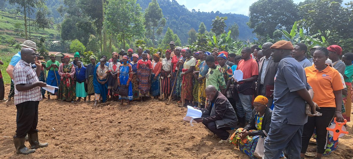 Skilled smallholder farmers are essential for sustainable farming systems. @AgriterraUG, Bright Project, engaged,Mr Theo Kool,a potato guru from <a href="/PUM_nl/">PUM</a> to support farmers-Ndeego-Ikumba,in demo setups to stimulate adaption of new innovative practices for enhanced potato yield.