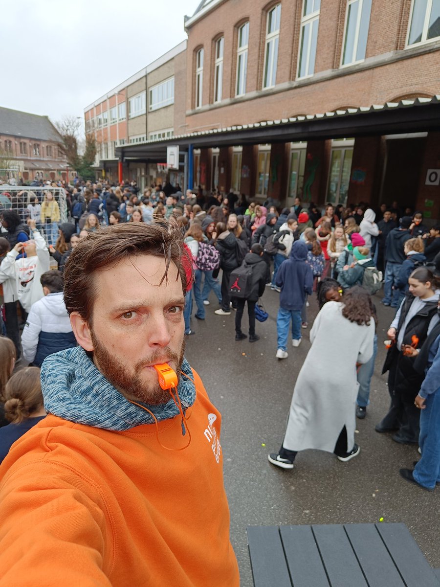 2000 leerlingen van het heilig hart college te Halle komen op tegen kindermishandeling en seksueel geweld ♥️♥️♥️