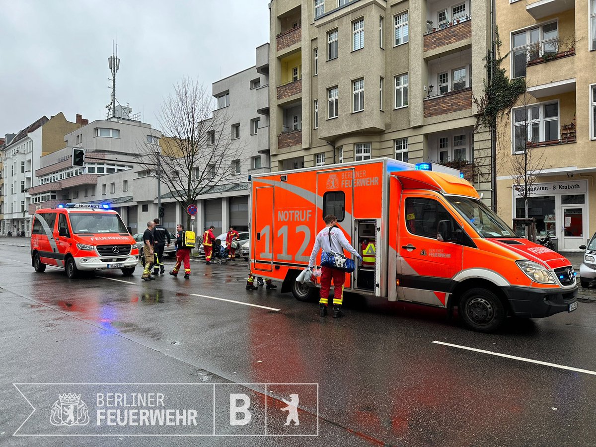 Berliner_Fw's tweet photo. Als werdende Eltern ist man gut beraten, wenn man neben einer Feuerwache wohnt und zum Beginn der #Geburt gerade ein Löschfahrzeug „nach Hause�� kommt. Die Einsatzkräfte brachten in der #Suarezstraße in #Charlottenburg gemeinsam mit den Eltern ein gesundes Kind zur Welt. Klasse! https://t.co/eKBNuLka05