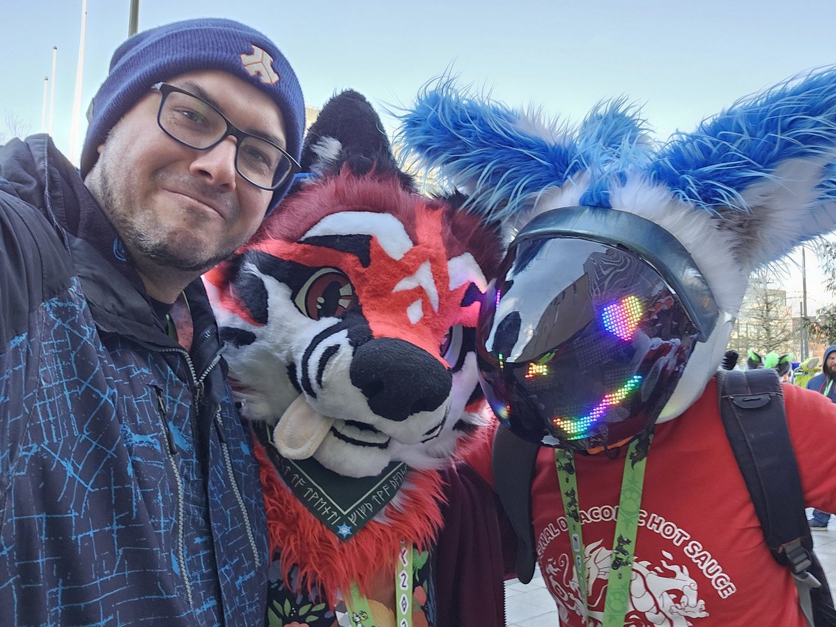 Moar floofs at #NFC2024 w/ DerWolfFuchsi and Glax