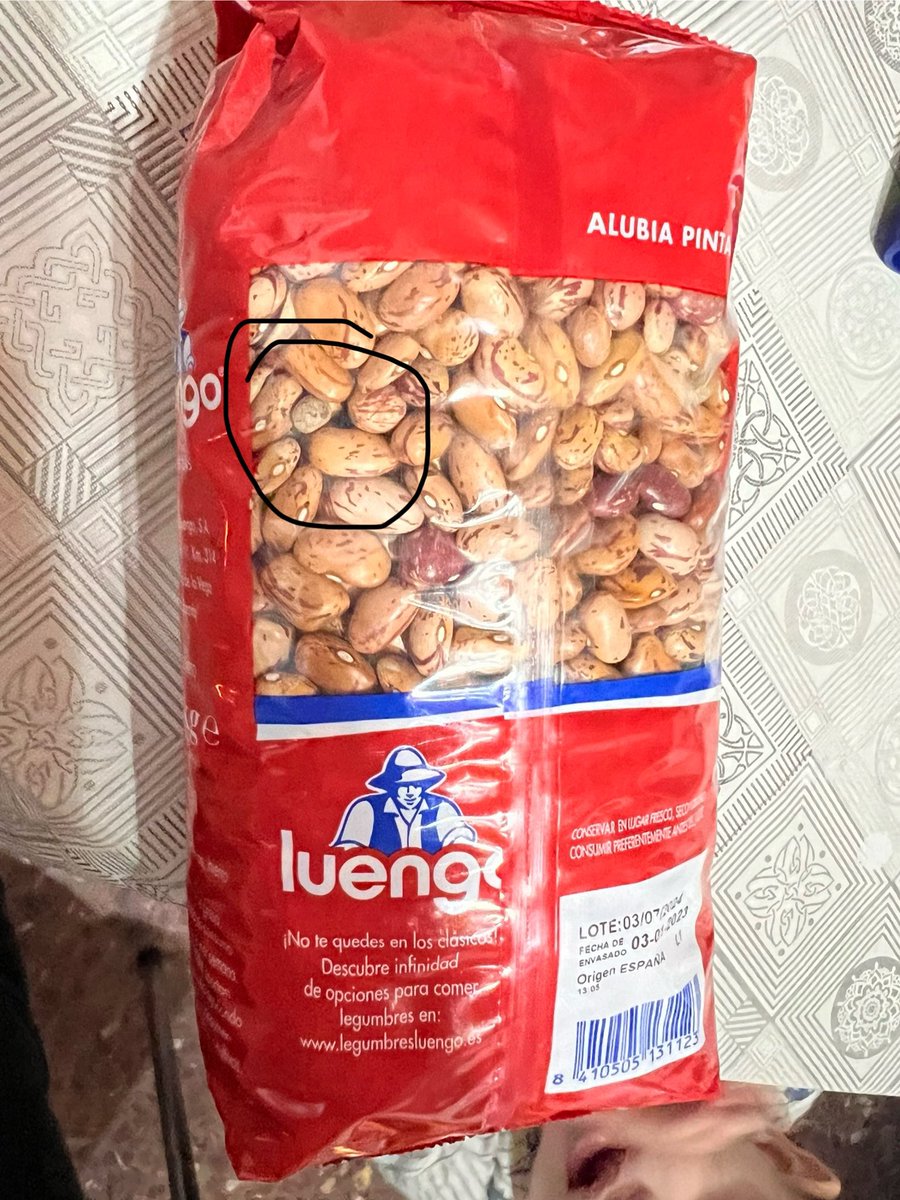 RaisaRivas10's tweet photo. @LegumbresLuengo esto es lo que me encuentro en un paquete de alubia pinta, 7 piedras. No es la primera vez, ya que en otro paquete también salieron unas cuantas y casi nos dejamos los dientes! Y en las lentejas piedras pequeñas, que son como barro. https://t.co/nvTp1Vl8W8