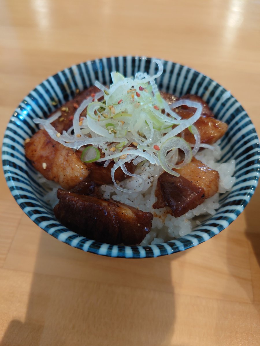 今日のランチです🍜
★高萩市赤浜
★自家製ラーメン アイリー★味玉芳醇煮干し(醤油) 　チャーシューご飯
遅めのランチ🍜今年初訪🍜やっぱり美味い🍜バツグン煮干し出汁🍜あ～、汁完しちゃったよ🍜もちもち感🆙自家製麺🥢芳ばしチャーシュー🐷うまーーーい🐎あっという間に完食🍜🍚美味かった🌠💯😆