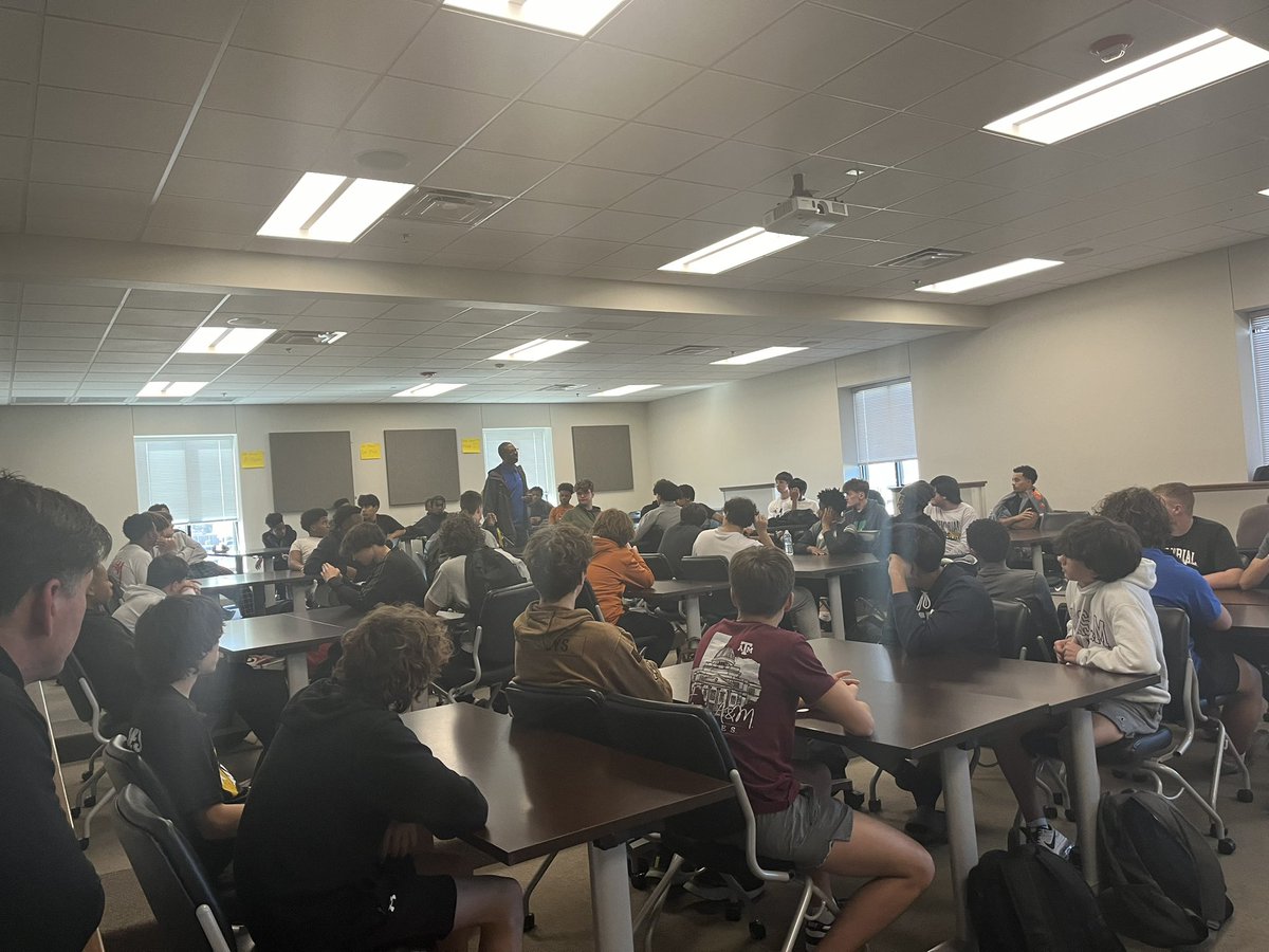 FriscoMemo_FB's tweet photo. Thank you Coach Williams for being the Way of the Warrior message! Be a unifier not a divider. One of the best unifiers is Matt. Great message! https://t.co/O2mWPAqkOf