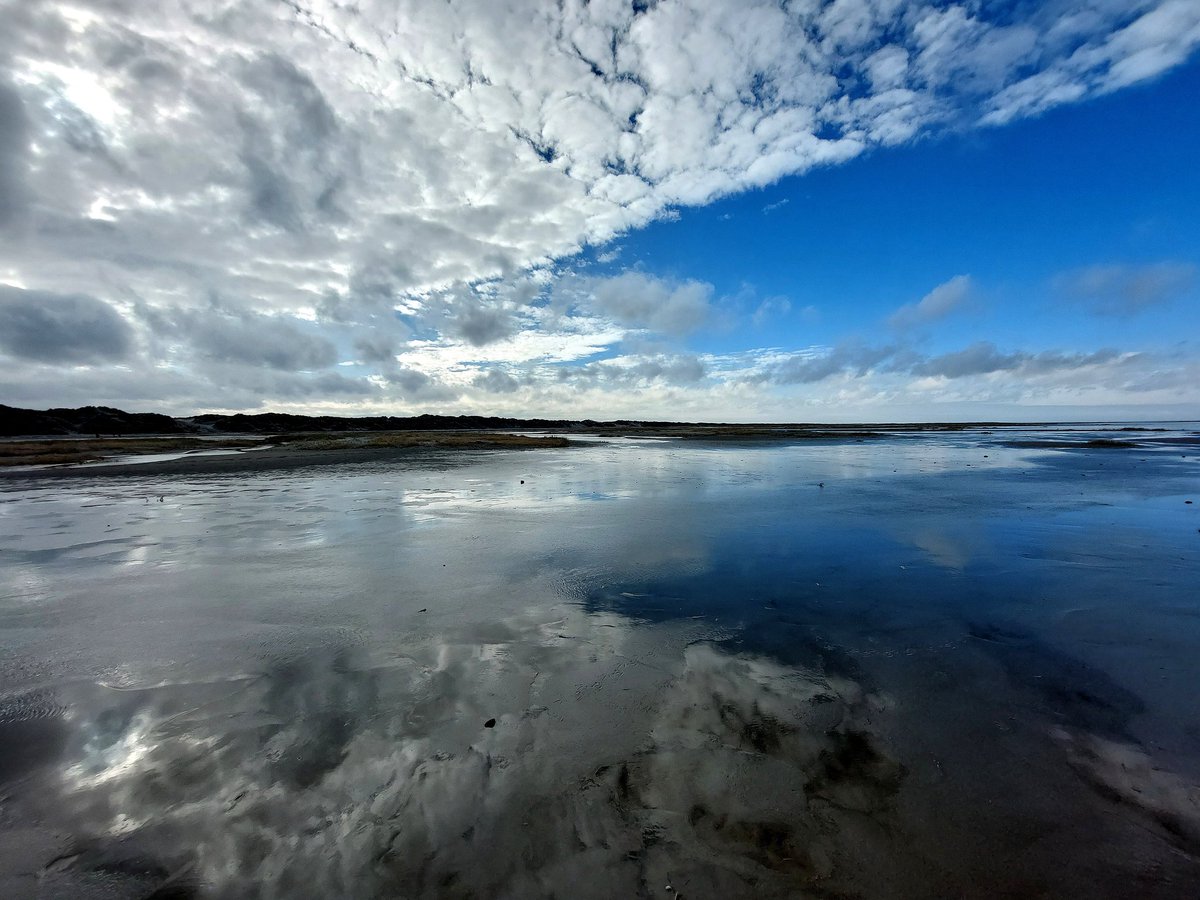 HettieZurMuhlen's tweet photo. Kleurrijk #Ameland vandaag
#GroeneStrand #Cyaanblauw #KleurInDeNatuur #mooieluchten #wolkenluchten https://t.co/h64W8oW5RV