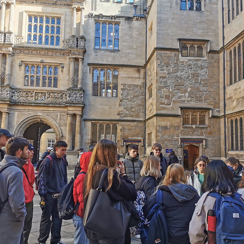 Off to Oxford 📚 Last week, our international cohort enjoyed a half-term adventure in the grand city of Oxford. Trips like these offer international students the chance to expand their social circles, increase their confidence, and enjoy a fun and educational experience.