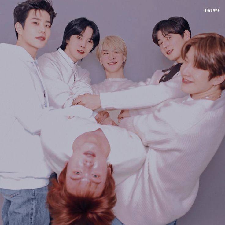 ViyancyV's tweet photo. Dearest Universe of mine, 
I couldn't thank the heavens enough for sending me you but I'll always be grateful. Things may be crumbling right now but I know we'll always be together💜
Happy 8 years my lovess
#아스트로_8TH_영원히_우린함께야
#ASTRO_debut_8th_anniversary #ASTRO https://t.co/O4ublicZgd