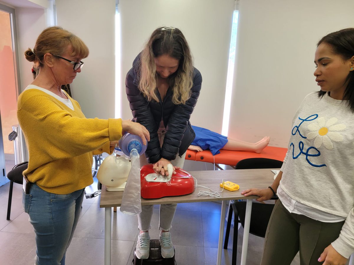 fundaciocerca's tweet photo. 💊 Alumnes del curs de matí d’Atenció #sociosanitària en el domicili han estat fent pràctiques sobre emergències i maniobres de suport vital bàsic.

En aquest cas es tractava de conèixer el funcionament del desfibril·lador automàtic.👏🧡 https://t.co/ncIRJlyp8X