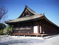 SophSummer's tweet photo. 🏯 Hôm nay, tôi đã có dịp thăm thú Chùa Sanjusangendo ở   Kyoto và thực sự bị ấn tượng bởi sự ảnh hưởng và vẻ đẹp tuyệt vời của nó!   🙏🌸
 
    Bước vào khuôn viên của chùa, tôi không khỏi ngạc nhiên trước sự trang   nghiêm và uy nghi của hàng ngàn tượng Phật được sắp xếp một cách linh thiêng   trong lòng đền. Mỗi tượng Phật mang đậm phong cách và nét đẹp riêng, tạo nên   một không gian linh thiêng và trang nghiêm.
 
    Nhìn chùa từ bên ngoài, tôi không thể không trầm trồ trước vẻ đẹp kiến trúc   độc đáo và uy nghi của nó. Sự kỳ diệu của những họa tiết và hoa văn trên các   cột và trần nhà làm cho không gian trở nên lung linh và huyền bí.
 
    Không chỉ là một điểm du lịch nổi tiếng, Chùa Sanjusangendo còn là nơi mang   lại cho tôi một trải nghiệm tâm linh sâu sắc. Cảm giác bình yên và tĩnh lặng   lan tỏa khắp nơi, khiến cho tâm hồn tôi trở nên thanh thản và sảng   khoái.
 
    Nếu bạn có cơ hội ghé thăm Kyoto, đừng bỏ lỡ cơ hội trải nghiệm Chùa   Sanjusangendo - một điểm đến không chỉ đẹp mắt mà còn mang đến cho bạn những   trải nghiệm tâm linh đáng nhớ!
 
    #ChùaSanjusangendo #TrảiNghiệmTâmLinh #ẤnTượngSâu   🏯🙏🌸
