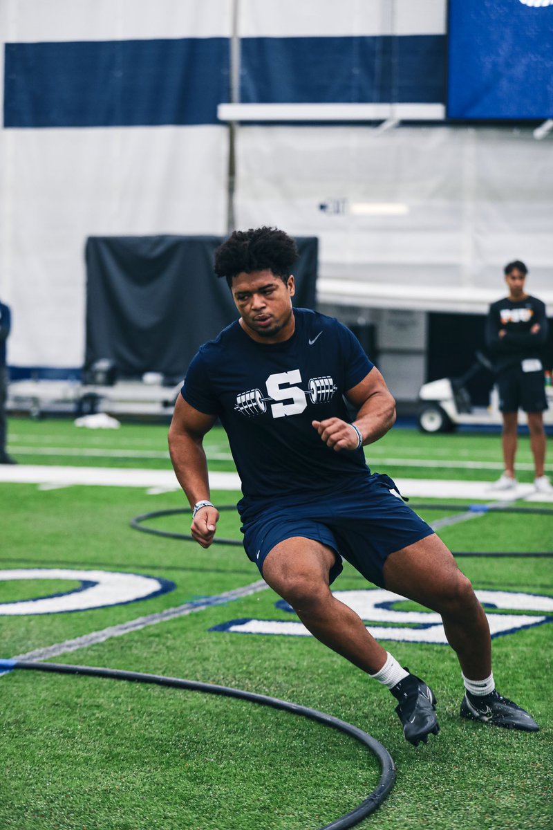 Winter workout #6 #LawnBoyz winner of the day goes to <a href="/amiel_davis/">Amiel Davis</a> !! Great job stepping up today big guy.