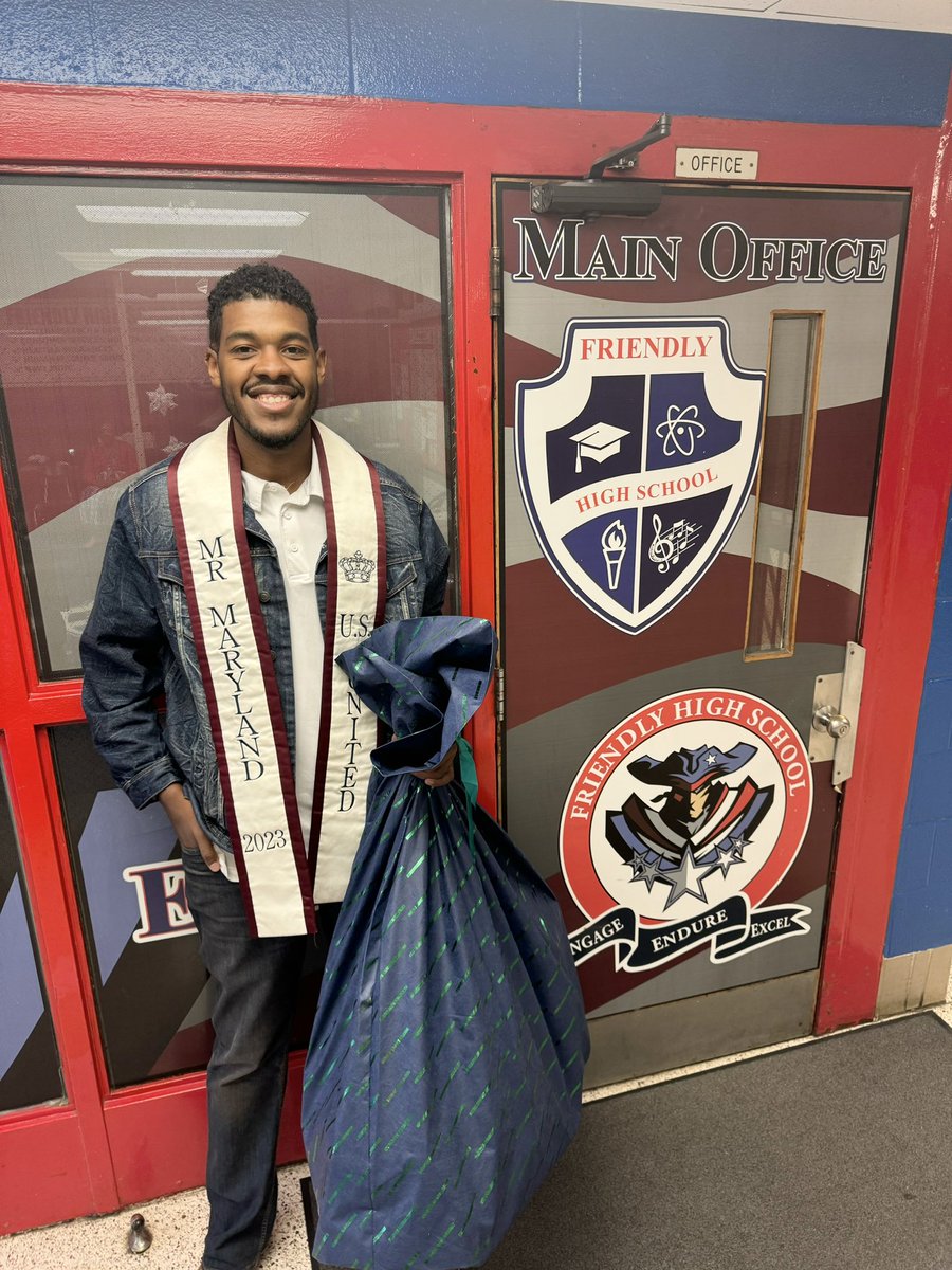 AuthorJon's tweet photo. I mentor young black men to help them grow in their self-worth 

Every year I drop off Christmas gifts for kids at all of my old schools @pgcps 

I’m a suicide prevention instructor so I teach how to stay safe and help others

I read my children’s’ books to kids. https://t.co/iEPESuPrsF