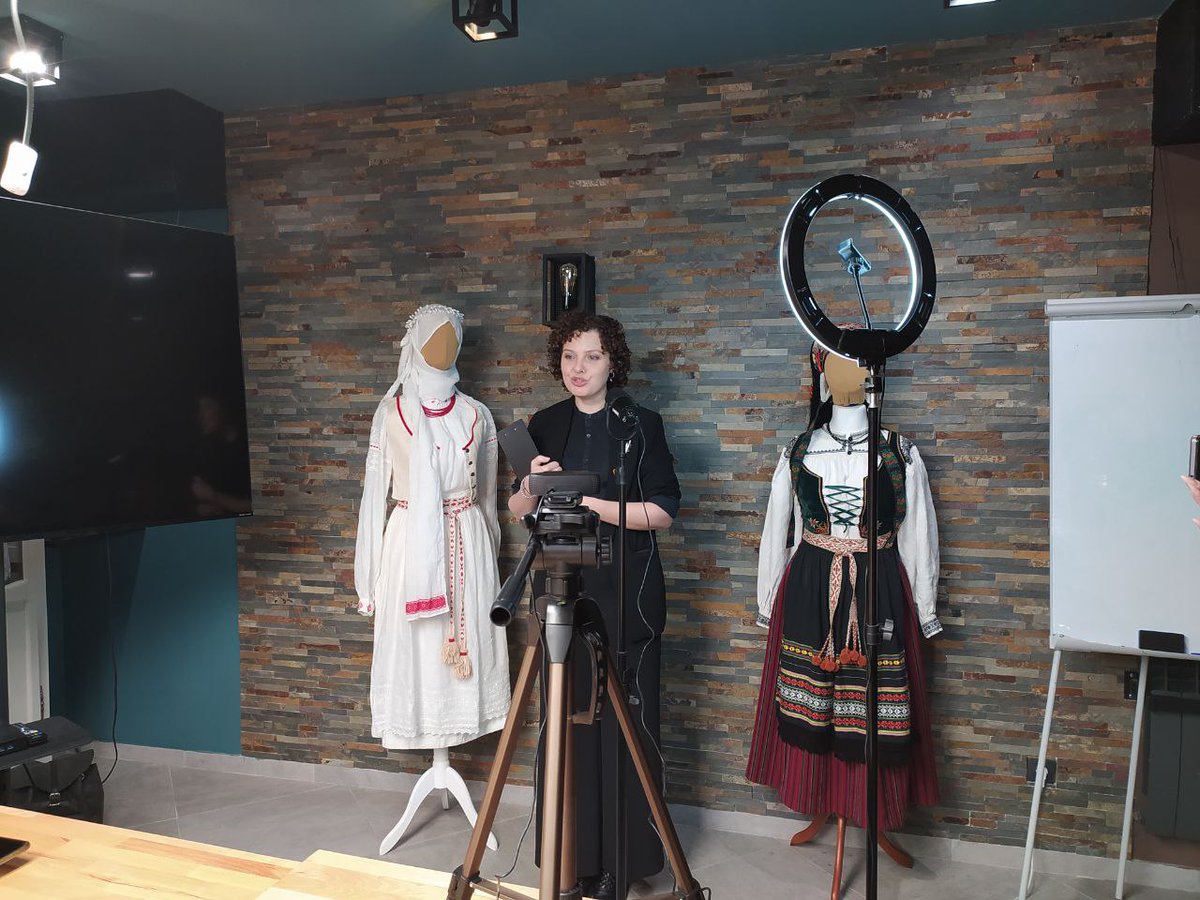 RadioUnet's tweet photo. Беларусы Беластока адзначылі Дзень роднай мовы дыктоўкай і квізам.Тэкст Васіля Быкава тут агучвала журналістка Кацярына Ваданосава: я не думаю, што мы ў школе так любілі дыктоўкі ці якія-небудзь сачыненні. Але паглядзіце, як гэта зараз яднае людзей.  https://t.co/o6myuyhirS https://t.co/dm64rmIqpg