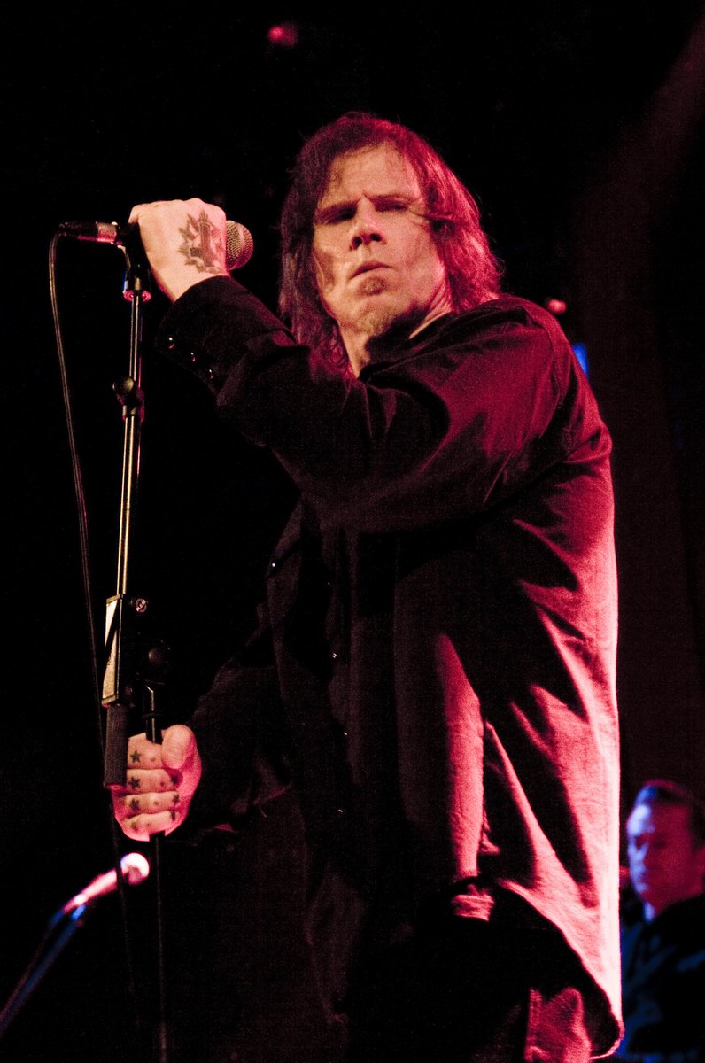 Remembering Mark Lanegan, no longer among us 2 years gone by now. Genius. What a voice. Had the luck to see him performing live with QOTSA. Amazing. Missed and still mourned round here.
#marklanegan #screamingtrees #qotsa #seattlesfinest