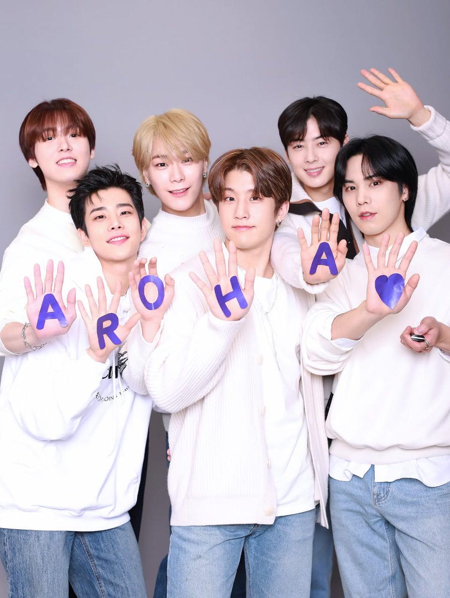 AstroUnitEsp's tweet photo. Even if now we can't be here like always, we promise we'll stay for all of you forever. You're our angels, our stars, our everything. 
Thank you for make us happy and love us. We love you incondicionally ♡

8 YEARS WITH SIX SUNSHINES
#아스트로_8TH_영원히_우린함께야 https://t.co/xqmayxCoQ2