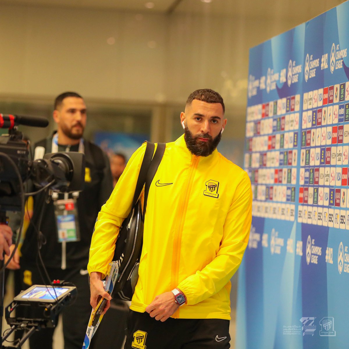 akhbaar24sports's tweet photo. 📸 لاعبو الاتحاد في طريقهم لملعب المباراة

#الاتحاد_نافباخور 🇸🇦 🇺🇿
#معكم_باللحظة https://t.co/HNwrEgJGzF