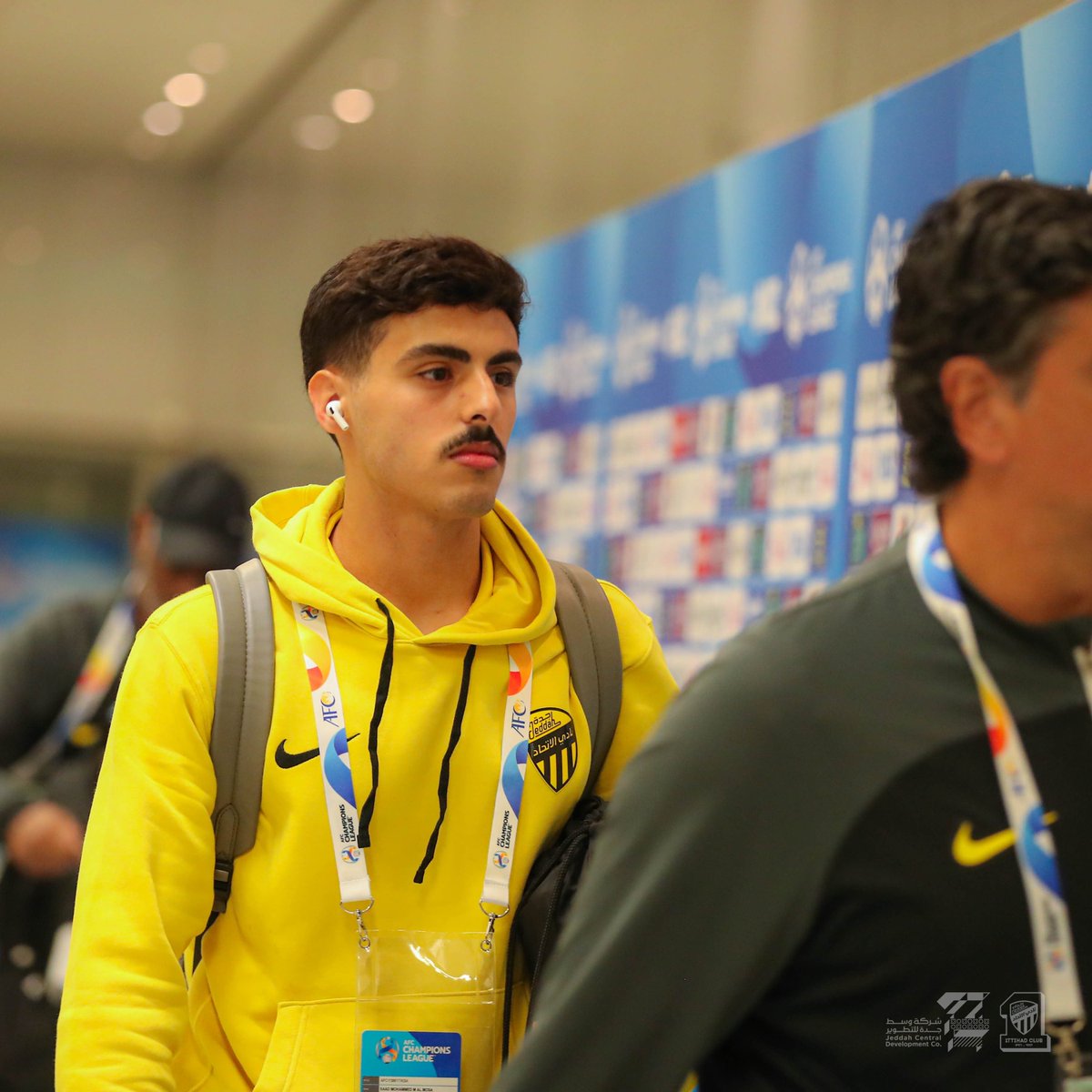 akhbaar24sports's tweet photo. 📸 لاعبو الاتحاد في طريقهم لملعب المباراة

#الاتحاد_نافباخور 🇸🇦 🇺🇿
#معكم_باللحظة https://t.co/HNwrEgJGzF