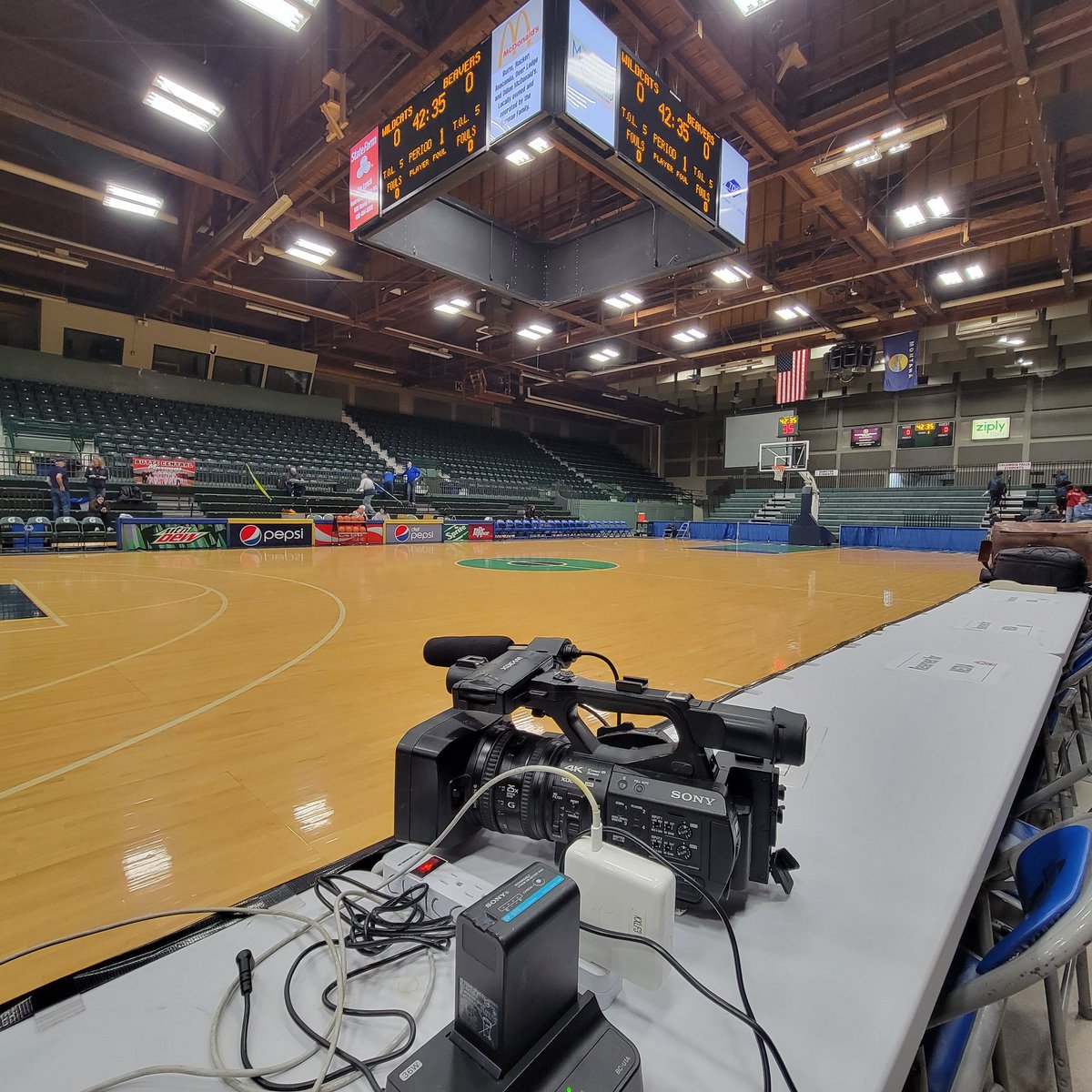 lukeshelton_mtn's tweet photo. Ready to roll for the Western A Divisional with all 16 of these teams looking to return to Butte in two weeks for State A. Our first quarterfinal is a good one: Dillon vs. C-Falls boys. A lot of these guys faced off in the Class A football championship last November. #mtscore https://t.co/okWjGcV1Gh