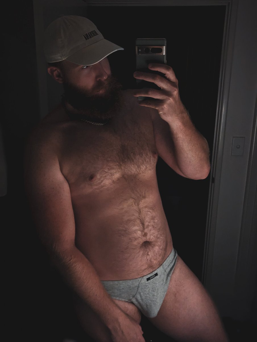 Perth_Boy_'s tweet image. Sniff dad's bulge
