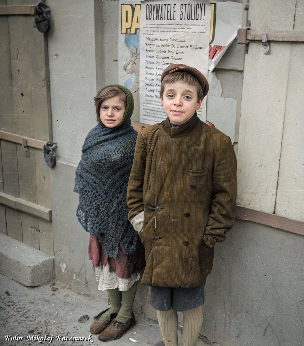 🇵🇱Warszawa, jesień 1939 r.
Dziewczynka i chłopiec sfotografowani przez niemieckiego fotografa-żołnierza.

fot. Archiwum Państwowe w Warszawie