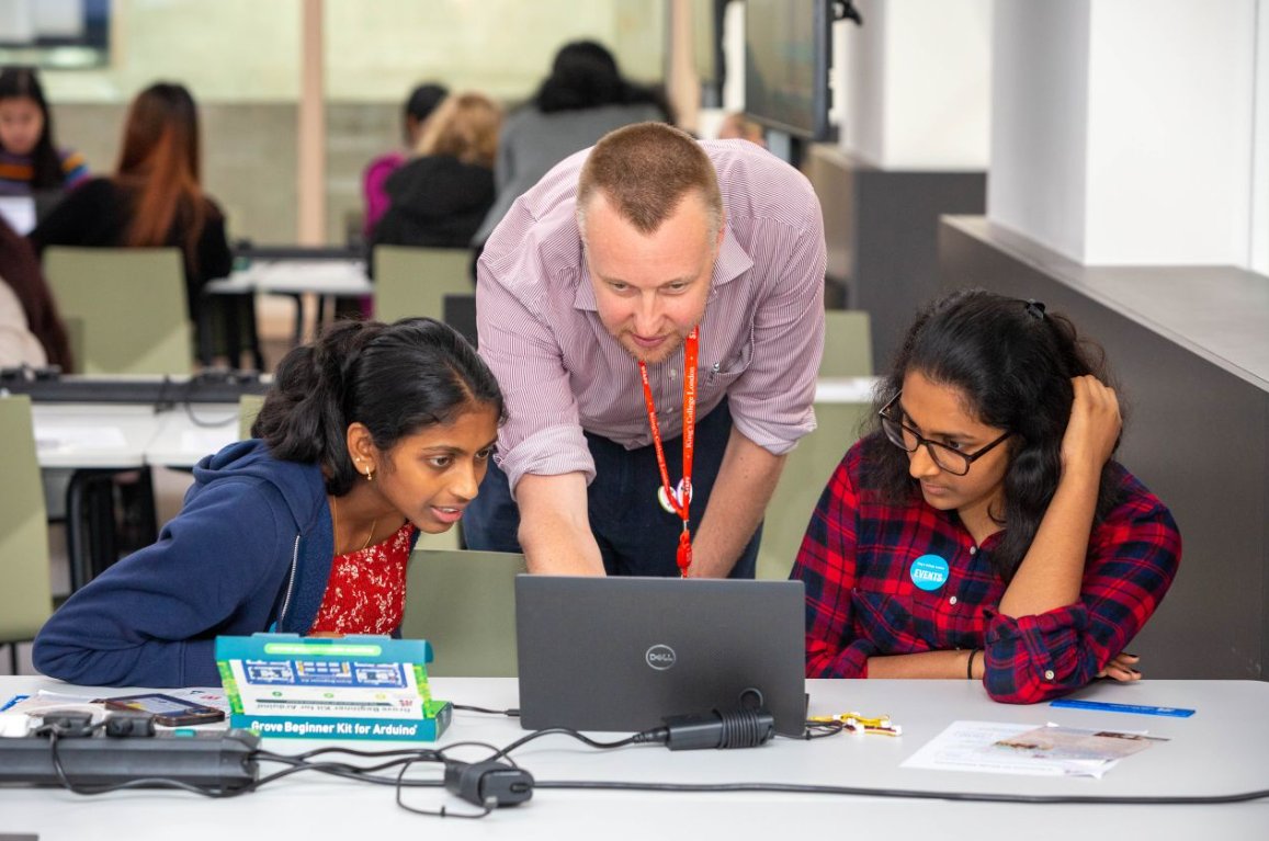 📢 Nominations now open for the Welsh Sparc Award

The award will provide financial support to #Students from #Wales who are starting an undergraduate degree in #Electronics 🎓

Find out more:
ukesf.org/what-we-do/spa…

#Electronics #Semiconductors #Schools <a href="/theUKESF/">UKESF</a> <a href="/innovateuk/">Innovate UK</a>