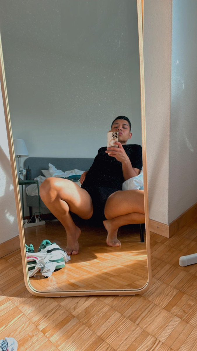 LatinoXXX21's tweet photo. 🦶🖤🔥😈😇🍑
#latin #latinos #latingayman #Feet #sneakers #calcetines #slip https://t.co/PwWCdxYqS2