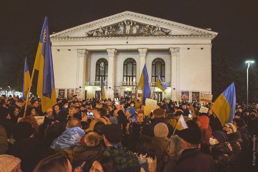 ni_na_yotu's tweet image. Два роки тому, 22 лютого, я прокинулася з думкою, що треба щось робити, бо все йшло до того, що путін оголосить так звані Д/ЛНР у кордонах Донецької та Луганської областей, що власне і сталося того ж дня, але вже ввечері, коли ми всі були на мітингу «Маріуполь — це Україна».
/1