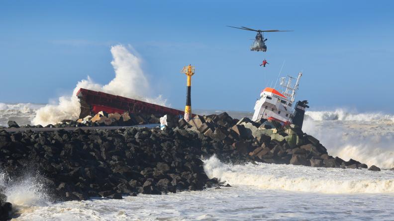 Le 5 février 2014, a eu lieu le sauvetage du cargo Luno à Anglet par hélicoptère Puma de la BA120, déclenché pour leur venir en aide. Suite à l'événement, la ville d’Anglet est devenue ville marraine de l’EH 1/67 «Pyrénées». Retour sur cette commémoration: bit.ly/3ThSzX3