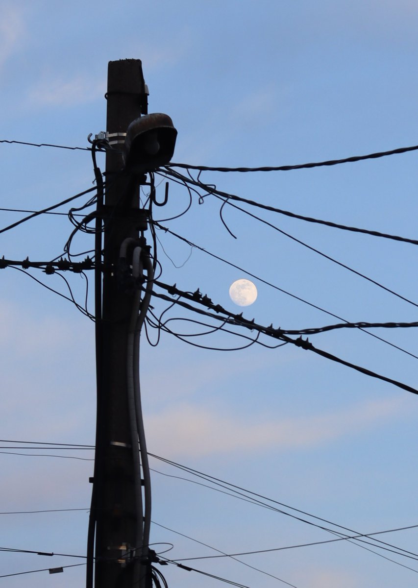 Ловимо місяць серед проводки міста