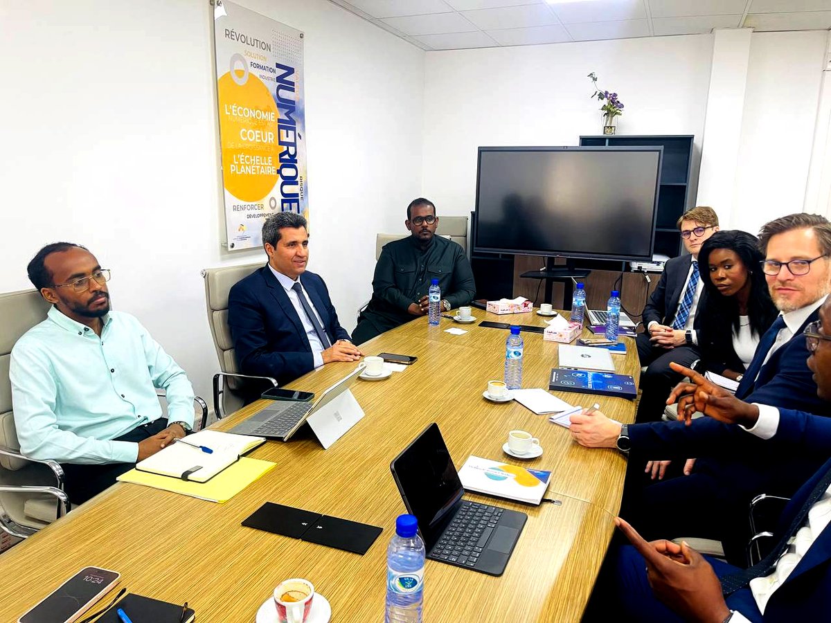 MENIDjib's tweet image. 💡S.E. Mme. @MariamHamadou1 a rencontré les équipes du @InstituteGC, fondé par Tony Blair, afin de présenter les réformes du #MDENI

💼Les 2 équipes entameront durant les prochaines semaines les travaux pour apporter un appui sur la feuille de route #SmartNation  🚀 @AbdallahIog