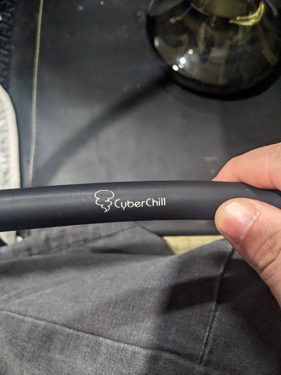 JIN_X_VR's tweet photo. #CyberChill
シリコン製チューブ、手触りがよくて硬さがあるからスプリングなしでも根元が折れなさそうなくらいしっかりしてる。ロゴがイカしてる。 https://t.co/MGAhui6c2T