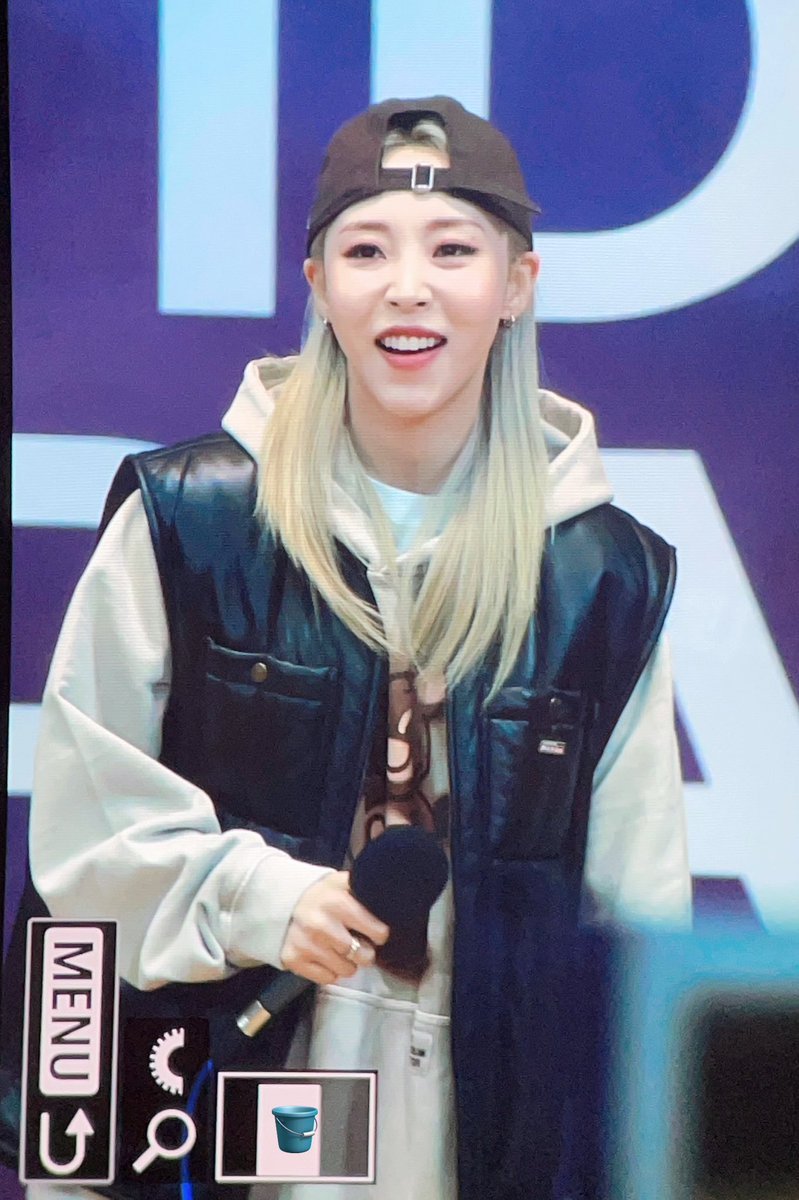 BrasilMOO's tweet photo. Coitada :( a moonbyul foi pra Idol Radio logo depois de ter saido do velório do tio que foi assassinado e não teve justiça. https://t.co/B8Dy8UY3RC