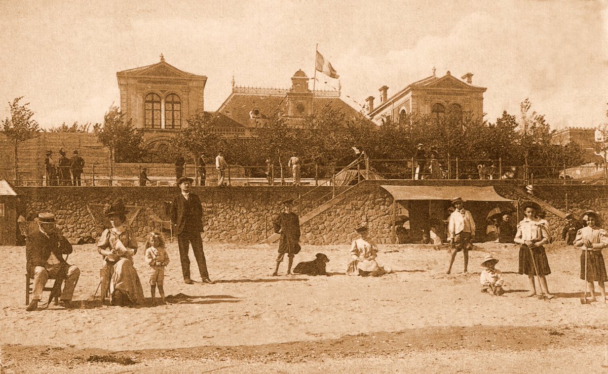 RocherTony's tweet photo. Le casino des mille colonnes a ouvert en 1897. Une partie rassemble les activités de jeu et les espaces associés (salon, restaurant, théâtre), tandis qu'on trouve des activités de baignade dans l'autre (bain chaud, eau froide, eau douce et eau salée) https://t.co/dWPLZfae8E