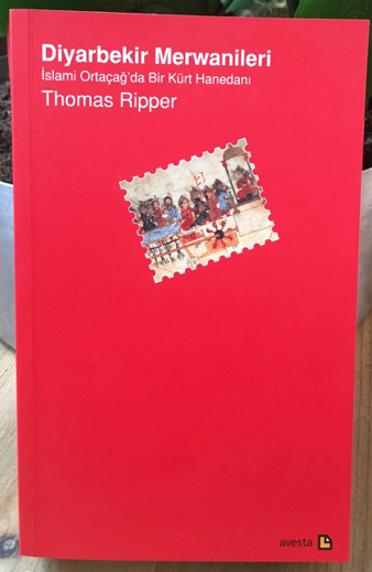 Önüme 'Selçuklular Malazgirt ve civarına geldiklerinde Kürdler buralarda yoktu' şeklinde akıllara zarar bir tweet düştü.

Fikri olup bilgisi olmayan bu pokemonlar, Mervanileri de duymamıştır kesin.
Trajik olan ise, bu tür üstenci ve inkârcı çıkış yapanlar ne kendi