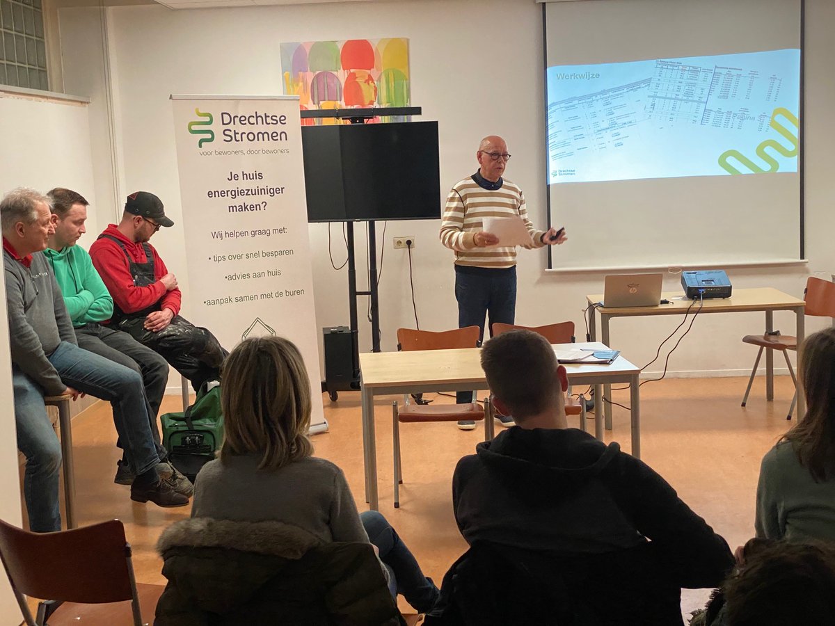 Drechtse Stromen (@drechtsestromen) on Twitter photo Bewoners starten met het gezamenlijk inkopen van duurzaamheidsmaatregelen in de #Heelalstraat in <a href="/GemDordrecht/">Gemeente Dordrecht</a> <a href="/SmartDeltaDS/">Smart Delta Drechtsteden</a> Wie volgt.
drechtsestromen.net/nieuws/heelals… Bewoners starten met het gezamenlijk inkopen van duurzaamheidsmaatregelen in de #Heelalstraat in <a href="/GemDordrecht/">Gemeente Dordrecht</a> <a href="/SmartDeltaDS/">Smart Delta Drechtsteden</a> Wie volgt.
drechtsestromen.net/nieuws/heelals…