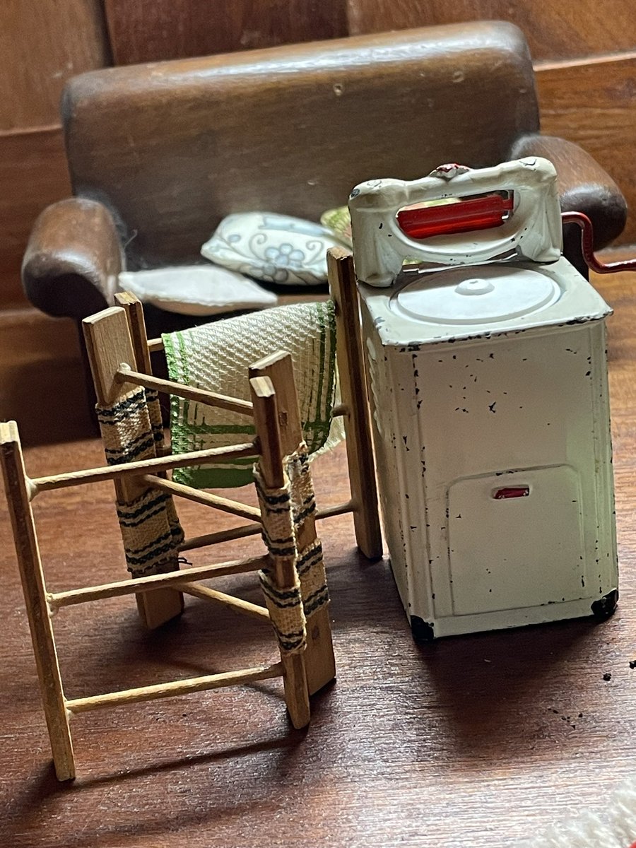 moniquephotos's tweet image. I have one in my dollshouse #clotheshorse