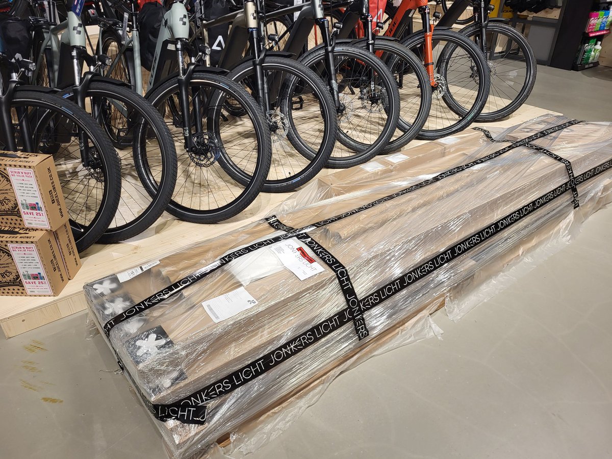 Verlichting afgeleverd.. in een  "snoep" winkel. CUBEstore .. mooi spul #LED