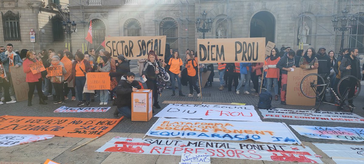 HildegartRev's tweet photo. Seguim @cupnacional amb les treballadores del sector social!
Precaritzades per la privatització del sector, cuidem a les que ens cuiden!
Són treballs essencials pel sosteniment de la vida de totes nosaltres.
Un mínim per garantir condicions i qualitat és mateixa feina, mateixes condicions, i per totes: la internalització dels serveis essencials. Fora voltors dels nostres serveis públics!