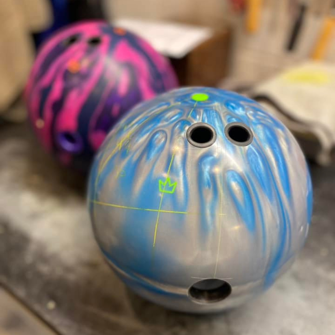 Brunswick's tweet photo. Endeavor & Ultimate Defender hit pro shop shelves today!
#BrunswickBowling #BrunswickEndeavor #UltimateDefender https://t.co/jZB7FCVtt0