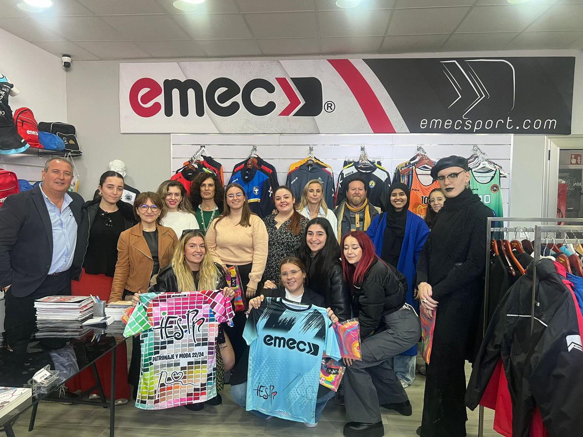 Ayer tuvimos la grata visita del alumnado de grado Superior de Patronaje y Moda del ÍES Pablo Picasso de Sevilla.  

Encantados de haberos recibido en nuestras instalaciones, pudiendo así presenciar una clase teórica y práctica del proceso de diseño y confección. 🖥️🪡

Gracias!