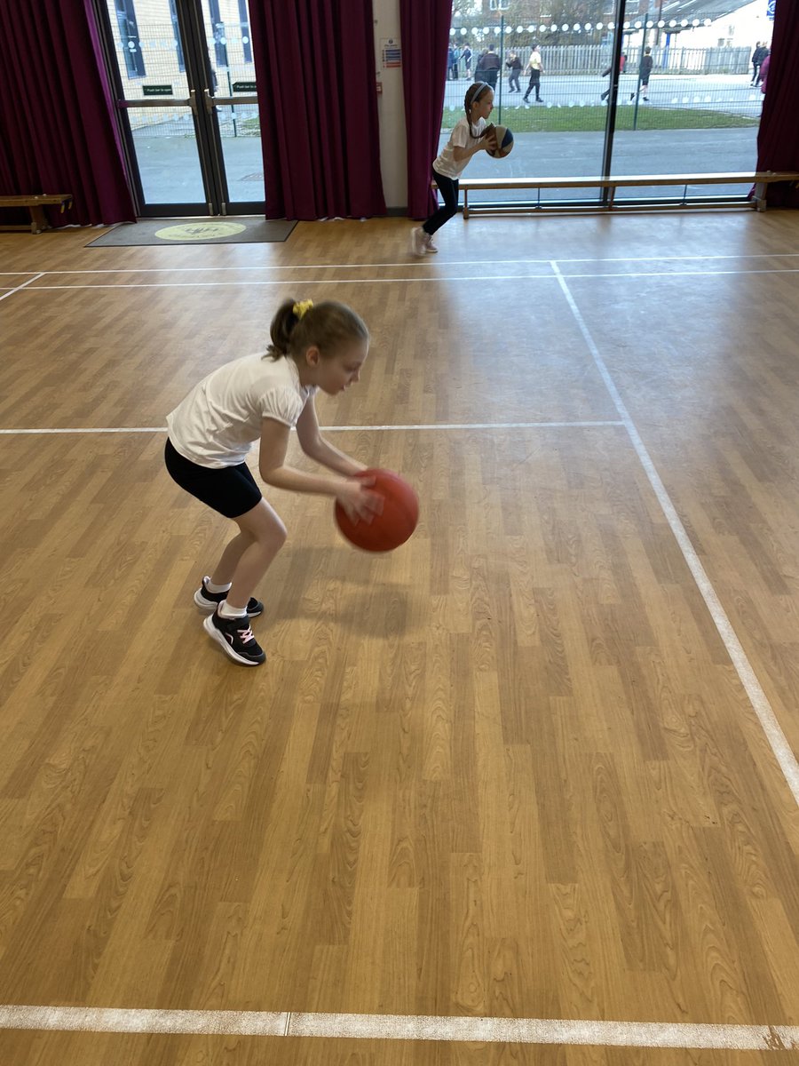 EastfieldPSHull's tweet photo. This week in PE, #3AR practised their dribbling skills in basketball. Super job everyone! https://t.co/WduSEwdUS3