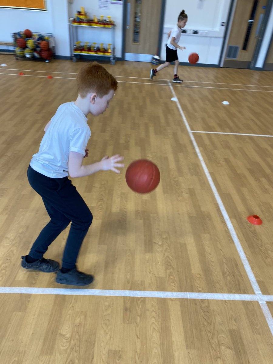 EastfieldPSHull's tweet photo. This week in PE, #3AR practised their dribbling skills in basketball. Super job everyone! https://t.co/WduSEwdUS3