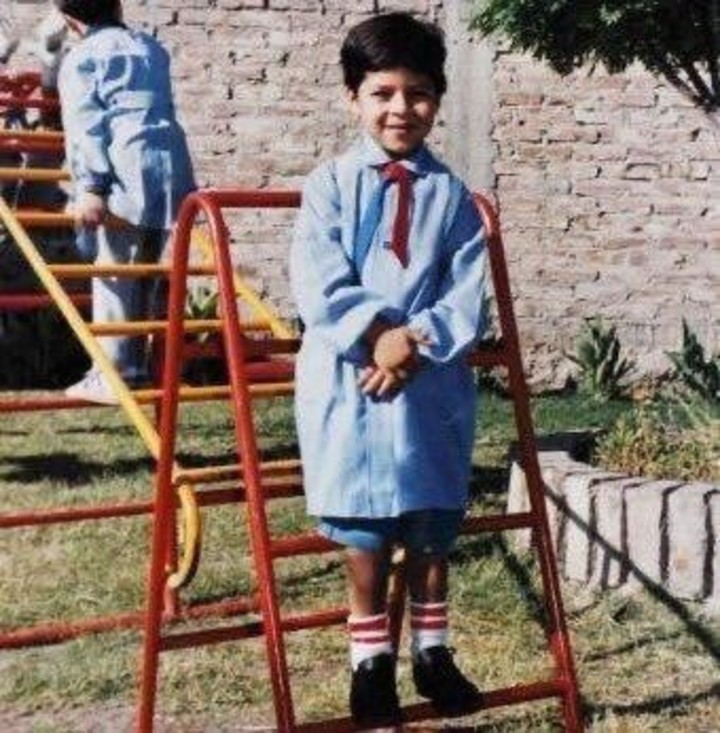 porqueTTarg's tweet photo. "Enzo Pérez": 

Por las durísimas declaraciones del jugador sobre su difícil infancia. 

“No fue fácil. Estábamos 3 meses en una casa, 4 meses en otra, éramos nómades. Se terminaba la plata para el alquiler, entonces mi viejo hablaba con algún conocido y le pedía que lo aguantara un tiempo hasta que consiguiera trabajo.  

Mi viejo era albañil, y viste cómo son esos trabajos, ¿no? Una semana tenés, otra no. Una vez le dieron una obra grande en un barrio, y ahí vivimos en una buena casa, pero en cuanto terminó la obra, afuera.  

En una época vivimos en un garaje, con los colchones, la mesa, la garrafa para cocinar, para bañarnos le teníamos que pedir el baño a la gente que vivía en la casa.  

Yo vi cuando mi viejo fue a vender la alianza de casamiento para comprar comida o recuerdo haber ido a buscar a mi vieja a su habitación para que viniera a comer con nosotros, y que me contestara que no tenía hambre, o cualquier otra excusa, para no sacarnos comida a nosotros. La he visto sufrir porque no nos podía dar lo que queríamos.  

Por ahí pasaban los cumpleaños y no los podíamos festejar. Cerca de casa había una panadería y cuando pasaban 2 o 3 días sin vender, íbamos sin vergüenza a pedir que nos dieran lo que sobraba para tener algo más sobre la mesa”.