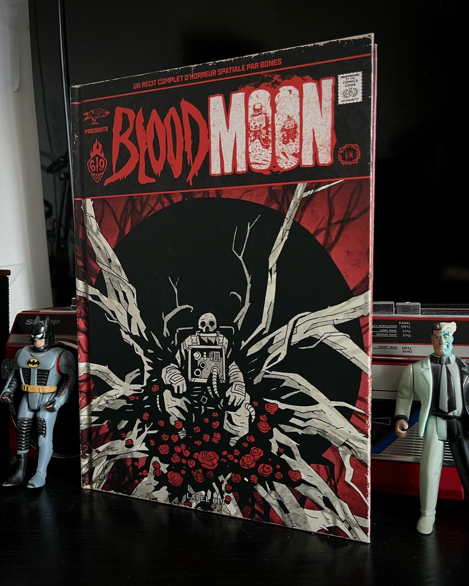 ndartwork's tweet photo. Achat du jour !

Je sens que je vais adorer une nouvelle fois ce one shot proposé par le @label619 !

Tant par le style graphique de #fredericbones que par la thématique qu’il aborde.

Bien hâte de me plonger dedans ! 🔥

@ruedesevresBD #label619 #bd https://t.co/DlneGcjNlP