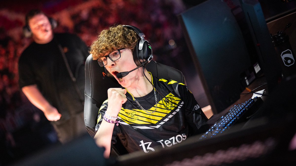 RocketBaguette's tweet photo. 😱 A quelques heures du début d'un nouvel Open Qualifier #RLCS en Europe, Zen 🇫🇷 vient de battre le record du plus haut MMR en ranked 2v2 (2633) !

Le précédent record était détenu par LJ 🇺🇸 avec 2618.