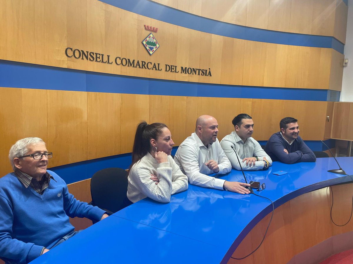 ComarcaMontsia's tweet photo. 🤩Aquest matí hem rebut al consell a l'alumnat de 4rt de l'Escola Joan Baptista Serra d'Alcanar. Durant la visita l'alumnat coneix les dependències del Consell, coneixen al president, consellers/es, personal de l'administració de la casa i el funcionament i serveis que donem. https://t.co/9oWFTMCvvD
