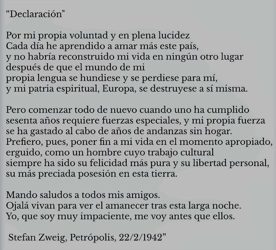 #StefanZweig y su esposa Lotte se suicidaron en Petrópolis, Brasil, el 22 de febrero de 1942, angustiados por la deriva fratricida de un mundo en guerra. Habían huido de Austria tras la anexión del país a Alemania en 1938, amenazados por el origen judío de Zweig. 
El autor de "El